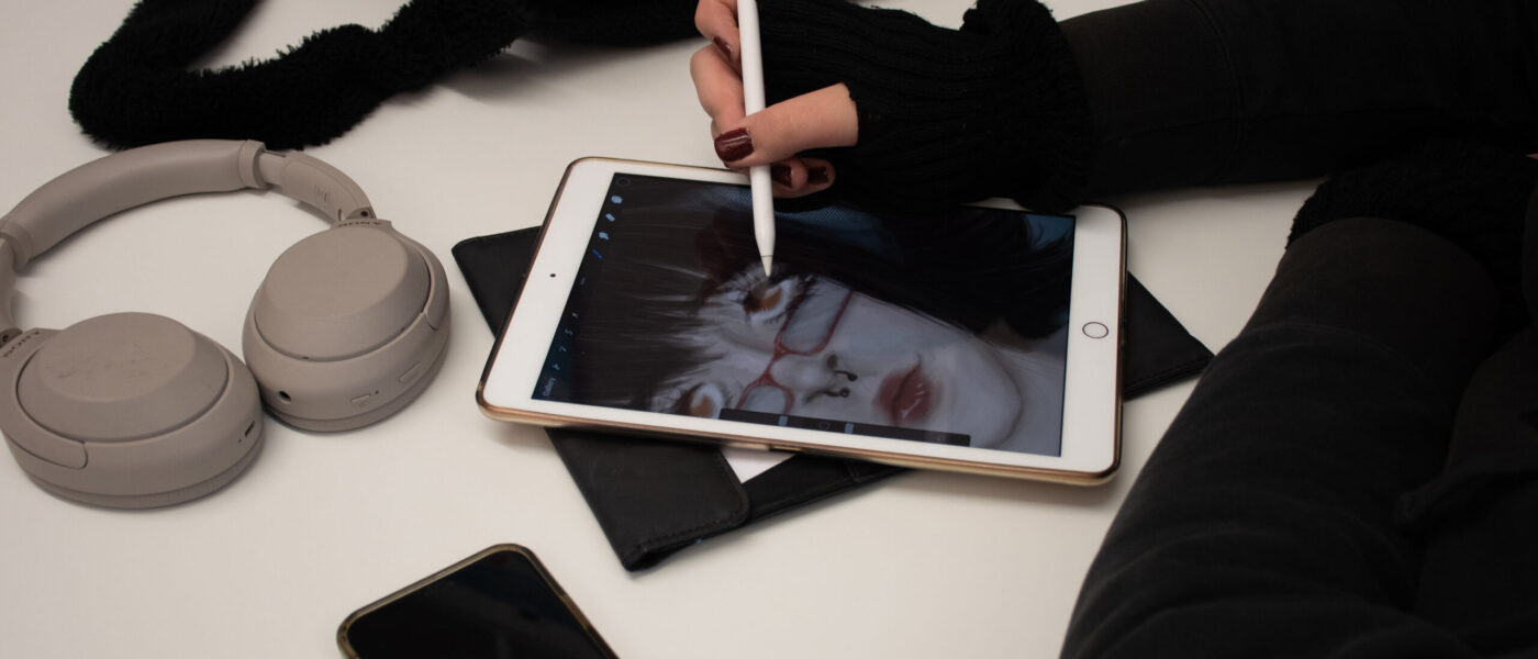 opiskelija piirtää