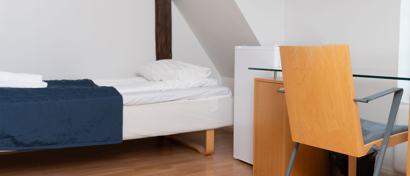 talonpoika_makuuhuone talonpoika makuhuone ja työpöytä