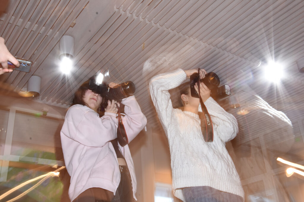 Opiskelijat valokuvaa