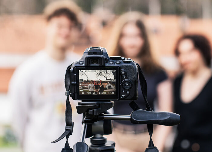 kamera valokuvaa opiskelijoita